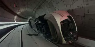 Por piezas, por la noche y sin revelar la fecha: Adif y Renfe se preparan para retirar "de forma inminente" el tren descarrillado