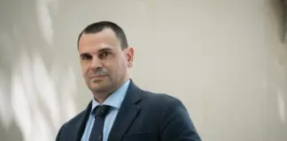 La jueza cita a declarar al novio de Ayuso en calidad de investigado por presunto fraude fiscal