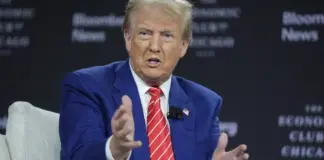 En un mitin de Trump llaman a Puerto Rico "isla flotante de basura"