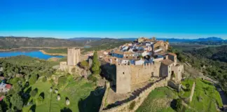 El castillo medieval español que esconde un pueblo en su interior