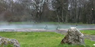 La espectacular piscina de agua termal que se mantiene a la misma temperatura todo el año