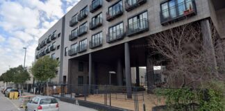 Seis detenidos, un herido y un policía lesionado tras una reyerta entre jóvenes con machetes junto al 'hotel okupa' de San Blas