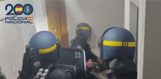 Tres traficantes detenidos por robar a punta de pistola en joyerías y tiendas de telefonía en Madrid
