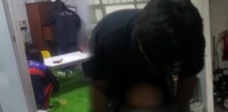 Atan con cinta de embalar a niños menores de cuatro años con autismo en un centro terapéutico de Perú