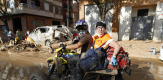 Silvia, la enfermera del megáfono y el quad que pide a gritos ayudar en la Valencia devastada: "Este barco no lo dirige nadie"