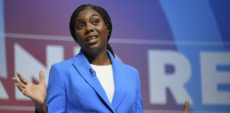 Kemi Badenoch, hija de inmigrantes nigerianos, elegida como líder de los 'tories'
