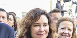 Isabel Díaz Ayuso, la más rebelde en la Almudena; sabe cuál es la falda de cuero que mejor sienta y la lleva con botas