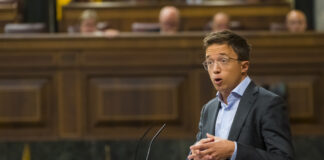 El juez suspende indefinidamente la declaración de Mouliaá y Errejón por baja de la abogada de la denunciante