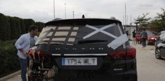 En libertad uno de los tres detenidos por la Guardia Civil por golpear con un palo el coche de Sánchez durante la visita de los Reyes a Paiporta
