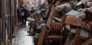Una noche en Paiporta, la zona cero de la DANA: "Hay gente que intenta robar"
