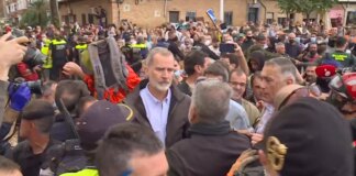 Los vecinos de Paiporta cuentan a Antena 3 Noticias qué les dijeron los reyes: "Me cogió el Rey y me dijo que iban a dar ayudas"