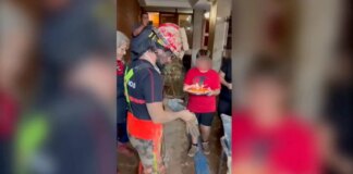 La emotiva felicitación de cumpleaños de los vecinos de Catarroja a un bombero que les ayuda tras la DANA
