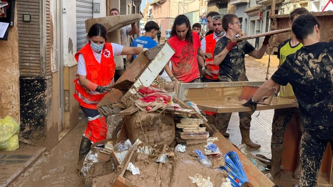 La Cruz Roja se vuelca con Valencia tras la DANA: así distribuyen materiales y alimentos y prestan atención sanitaria