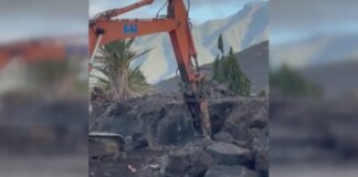 Comienzan la retirada de la lava que volvió a sepultar a los difuntos en el cementerio de Las Manchas