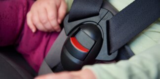 Muere una niña de 2 años al olvidarla su padre dentro del coche e irse al trabajo