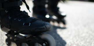 Un hombre en patines se agarra a un coche en marcha en una carretera en Tenerife