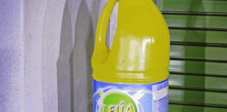 Despido disciplinario para una limpiadora que puso lejía en una botella de agua de la que bebió un compañero