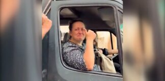 VÍDEO | El momento en el que trasladan a la mujer rescatada tras pasar 3 días atrapada por la DANA: "Gracias"