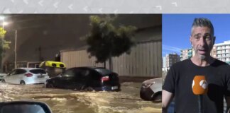 Carlos, un vecino de Paiporta que consiguió salvar su vida subiéndose a un árbol: "Subido en él fue de risa ver el teléfono sonando"
