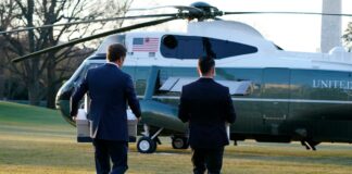 Biden pasa el testigo a Trump: un traspaso de poder tenso, pero ordenado