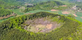 La curiosa ermita de Cataluña construida en el cráter de un volcán