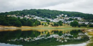 La parroquia de Ourense en la cima más alta de Galicia con una casa estilo Gaudí y una laguna glaciar