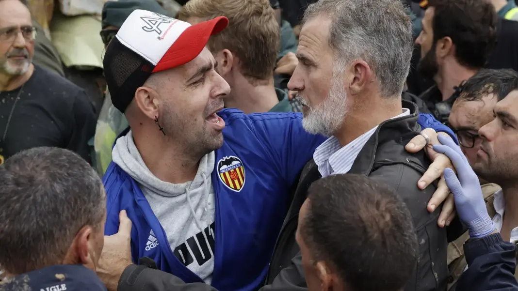 GALERÍA | Las fotos de los disturbios en Paiporta: Letizia desolada, Felipe intentando calmar a los vecinos...