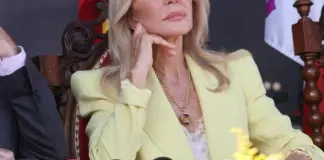 Carmen Lomana se lleva a Londres el vestido con 'animal print' que agotarán las mujeres en Sfera