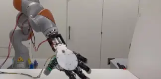 Este brazo robótico tiene una impresionante función: puede separar su mano para agarrar cosas lejanas
