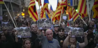 Miles de personas se manifiestan en Valencia contra la gestión "criminal" de la DANA