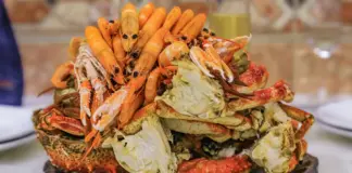 El restaurante de carretera en Tarragona donde sirven buffet libre de marisco con carretilla y pala