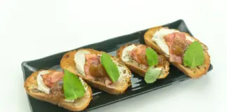 Canapés de bacon y queso brie: una receta sencilla, rápida y con mucho sabor