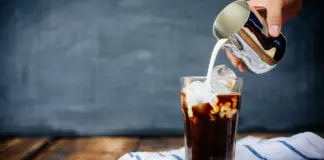Ni cacao ni canela: el truco de los coreanos para que el café con hielo tenga un sabor diez veces mejor