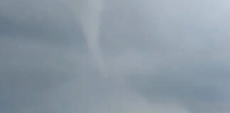 Tres trombas marinas recorren la costa de Marbella, de las que una ha destrozado un chiringuito