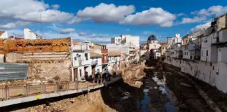Dados de alta los voluntarios intoxicados cuando ayudaban en el garaje de un edificio de Chiva tras la DANA