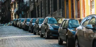 ¿Es legal aparcar en sentido contrario a la marcha? La DGT responde