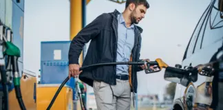 ¿Se puede mezclar combustible de una gasolinera 'low cost' con el de una tradicional?