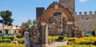 El pueblo de Ciudad Real donde se erige una fortaleza de origen musulmán en pleno casco urbano
