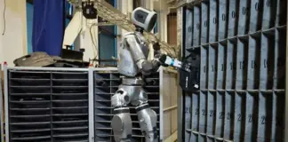El robot humanoide Atlas de Boston Dynamics ya trabaja sin ayuda de humanos: así levanta piezas solo