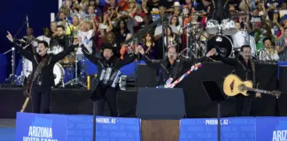 Los Tigres del Norte hacen campaña con Harris para atraer el voto latino