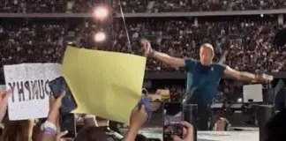 Chris Martin sufre una terrible caída durante un concierto de Coldplay