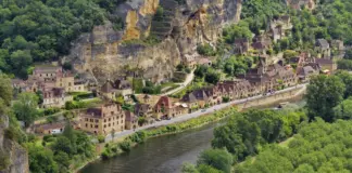 El pueblo que solo necesita una calle para ser uno de los más bonitos de Francia