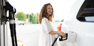 ¿Se puede mezclar combustible de una gasolinera 'low cost' con el de una tradicional?