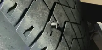 Dónde está 'la carretera de los pinchazos': la Guardia Civil recoge casi siete kilos de clavos