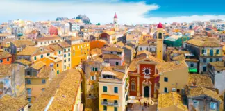 Los encantos de Corfú más allá de sus playas: de su capital con arquitectura veneciana al refugio de Sissi
