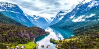 Uno de los paisajes más impresionantes de Noruega: montañas y cascadas en un fiordo