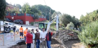 El Ayuntamiento construye un muro de escollera para mejorar la estabilidad de la calle Zinias