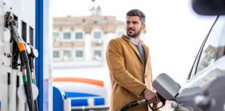 ¿Te pueden multar por repostar tú la gasolina a tu coche? Esto dice la ley