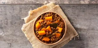 El curioso truco que utilizan en muchas casas para darle sabor a las lentejas (no es el que estás pensando)