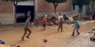 El emocionante vídeo de unos niños en Valencia: se divierten jugando al fútbol entre el barro